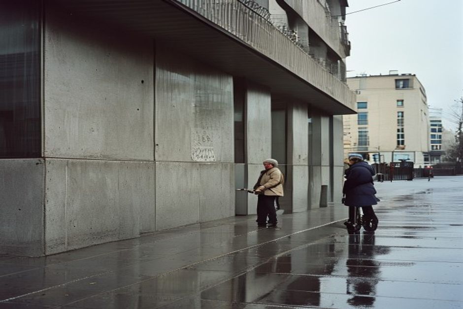 Personas caminan frente al muro con los nombres de las víctimas de AMIA en Buenos Aires.